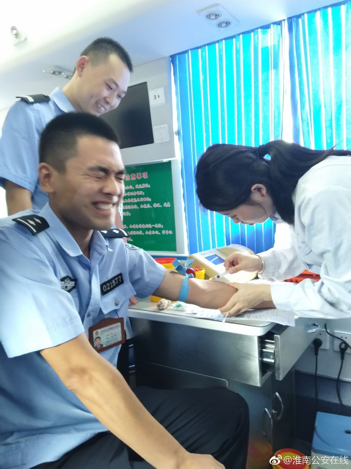 疼skr人！警察在移動獻血車上的表情包亮了