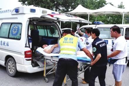 命懸一線牽動人心，救護(hù)車臨危不亂治病救人_